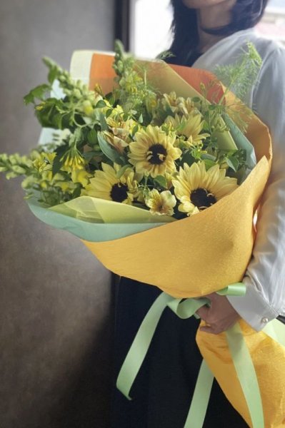 画像1: 【夏季限定】ひまわりとグリーンでこころ華やぐロングブーケ (1)