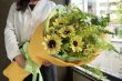 画像2: 【夏季限定】ひまわりとグリーンでこころ華やぐロングブーケ (2)